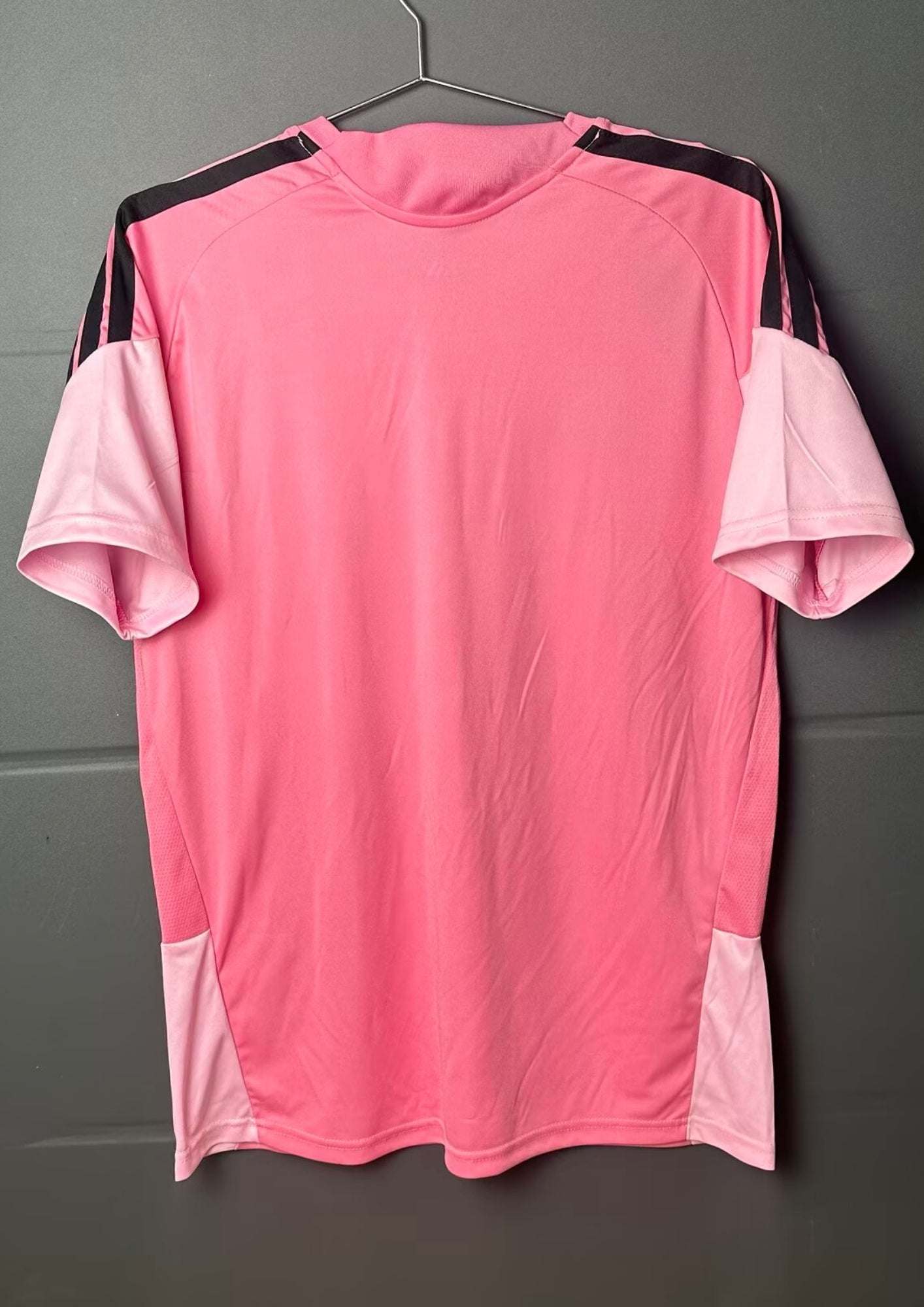 Inter Miami CF Training 24/25 : Rose avec épaules noires et sponsors "ERGO NEXT" en noir GoalKits