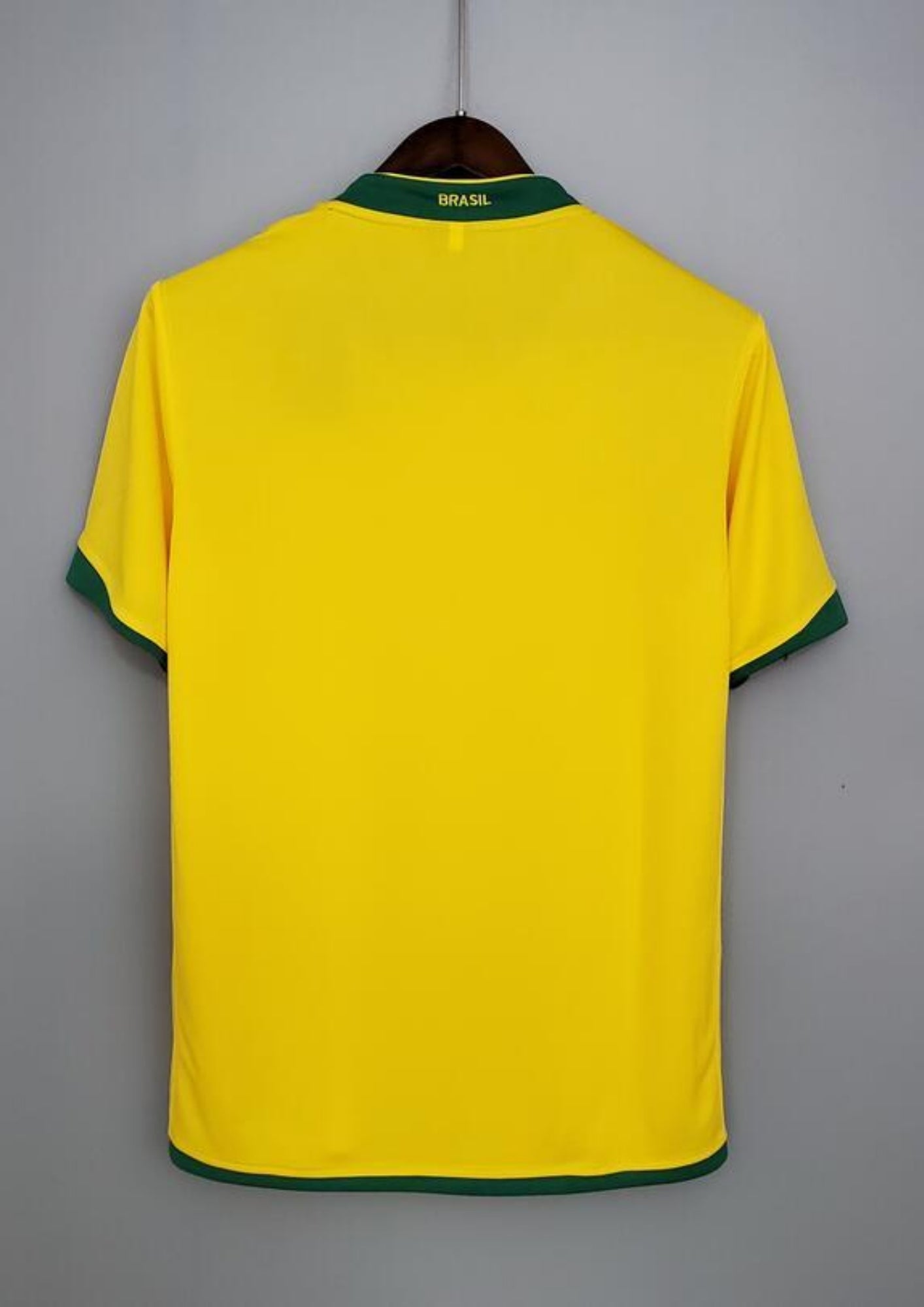 Brésil 2004 (Domicile) Jaune, col rond et liserés verts, virgule Nike verte et écusson classique du Brésil sur la poitrine. GoalKits