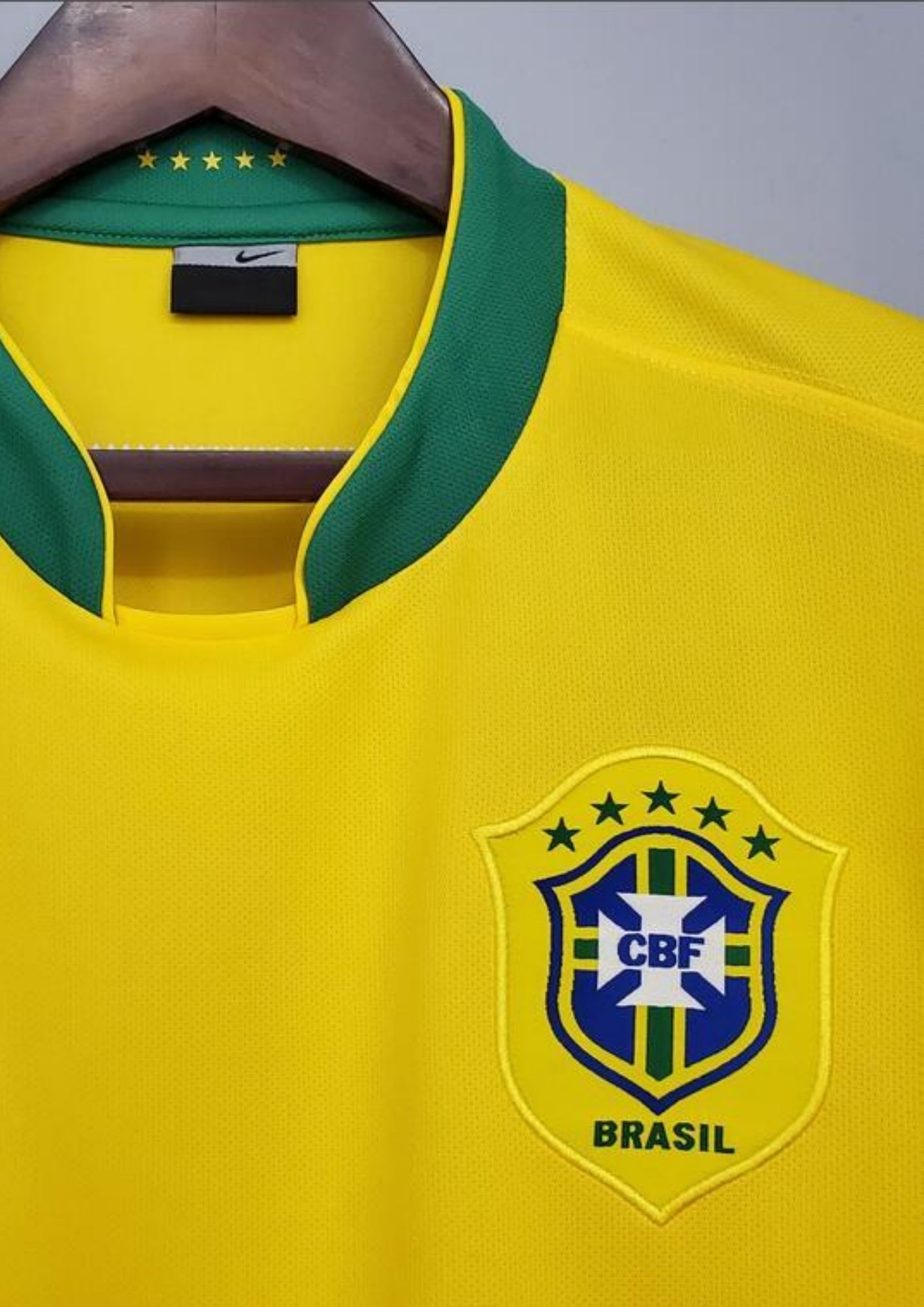 Brésil 2004 (Domicile) Jaune, col rond et liserés verts, virgule Nike verte et écusson classique du Brésil sur la poitrine. GoalKits