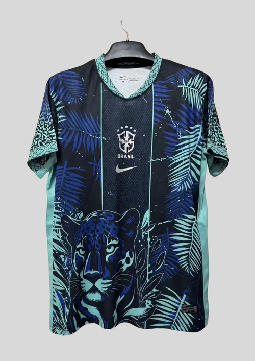 Brésil (Concept / Jaguar) Noir et bleu, tête de jaguar imposante, motifs de feuilles de palmier turquoise et logos Nike/CBF centrés. GoalKits