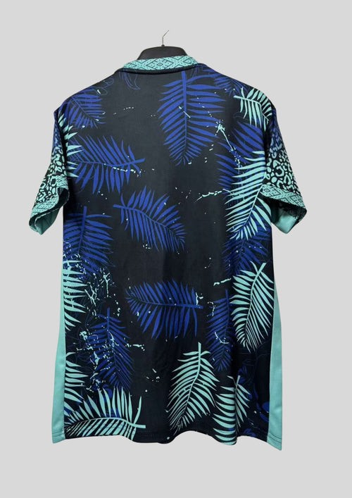Brésil (Concept / Jaguar) Noir et bleu, tête de jaguar imposante, motifs de feuilles de palmier turquoise et logos Nike/CBF centrés. GoalKits