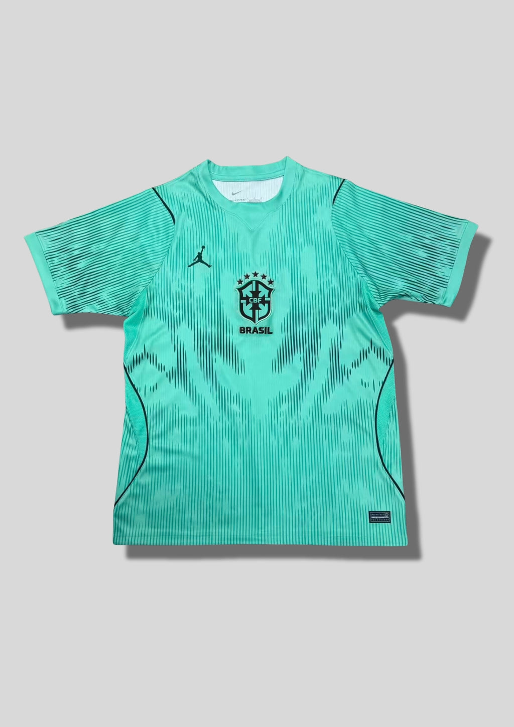 Brésil (Édition Coupe du Monde / Jordan) Vert turquoise, rayures dynamiques noires, logos Jordan et CBF centrés. GoalKits