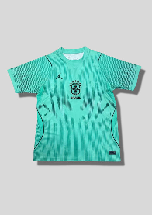 Brésil (Édition Coupe du Monde / Jordan) Vert turquoise, rayures dynamiques noires, logos Jordan et CBF centrés. GoalKits