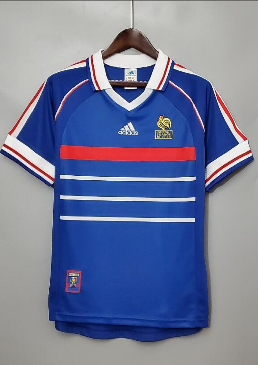 France Domicile 1998 : Bleu, bande rouge et trois bandes blanches horizontales, col polo blanc. GoalKits