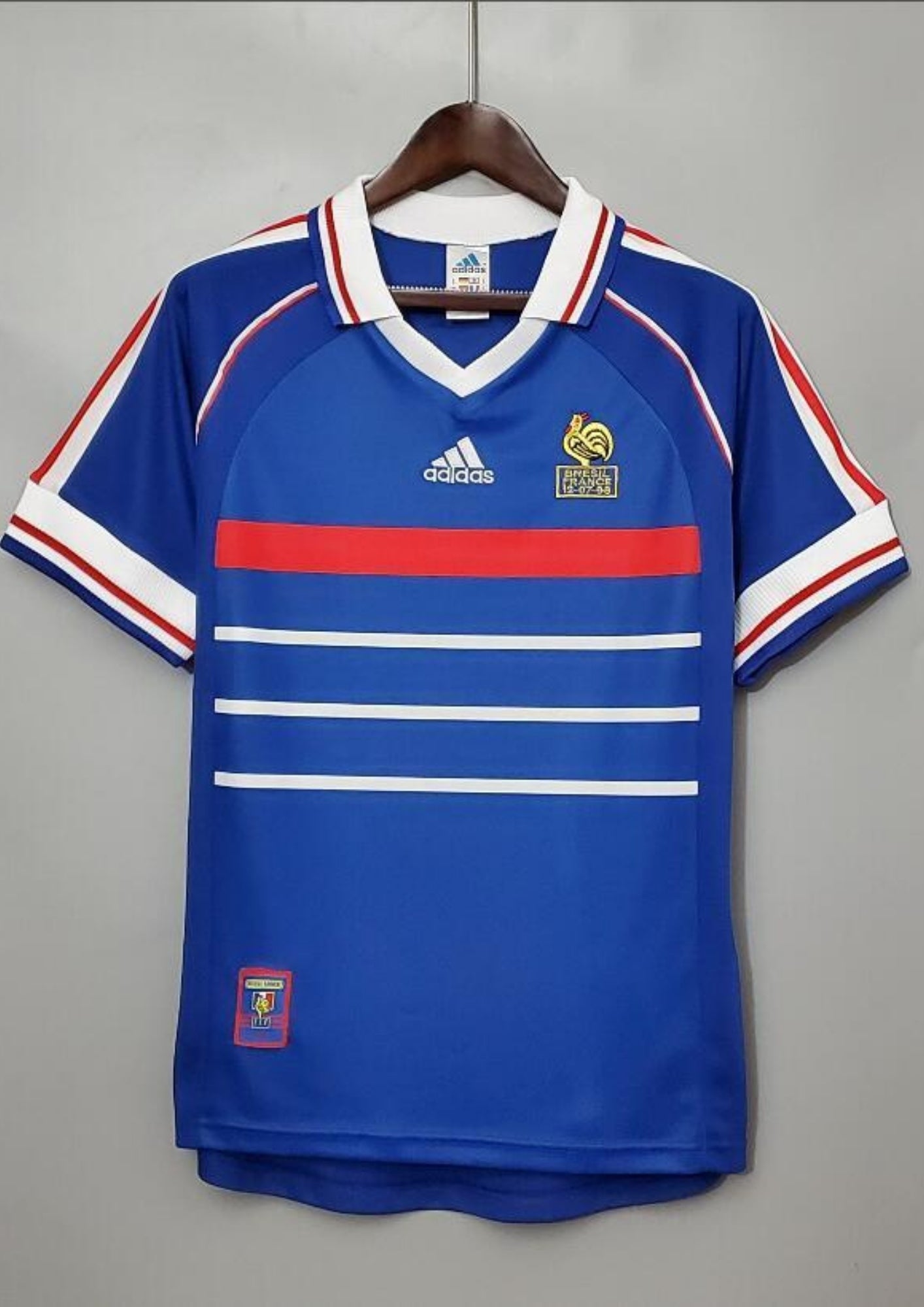 France Domicile 1998 : Bleu, bande rouge et trois bandes blanches horizontales, col polo blanc. GoalKits