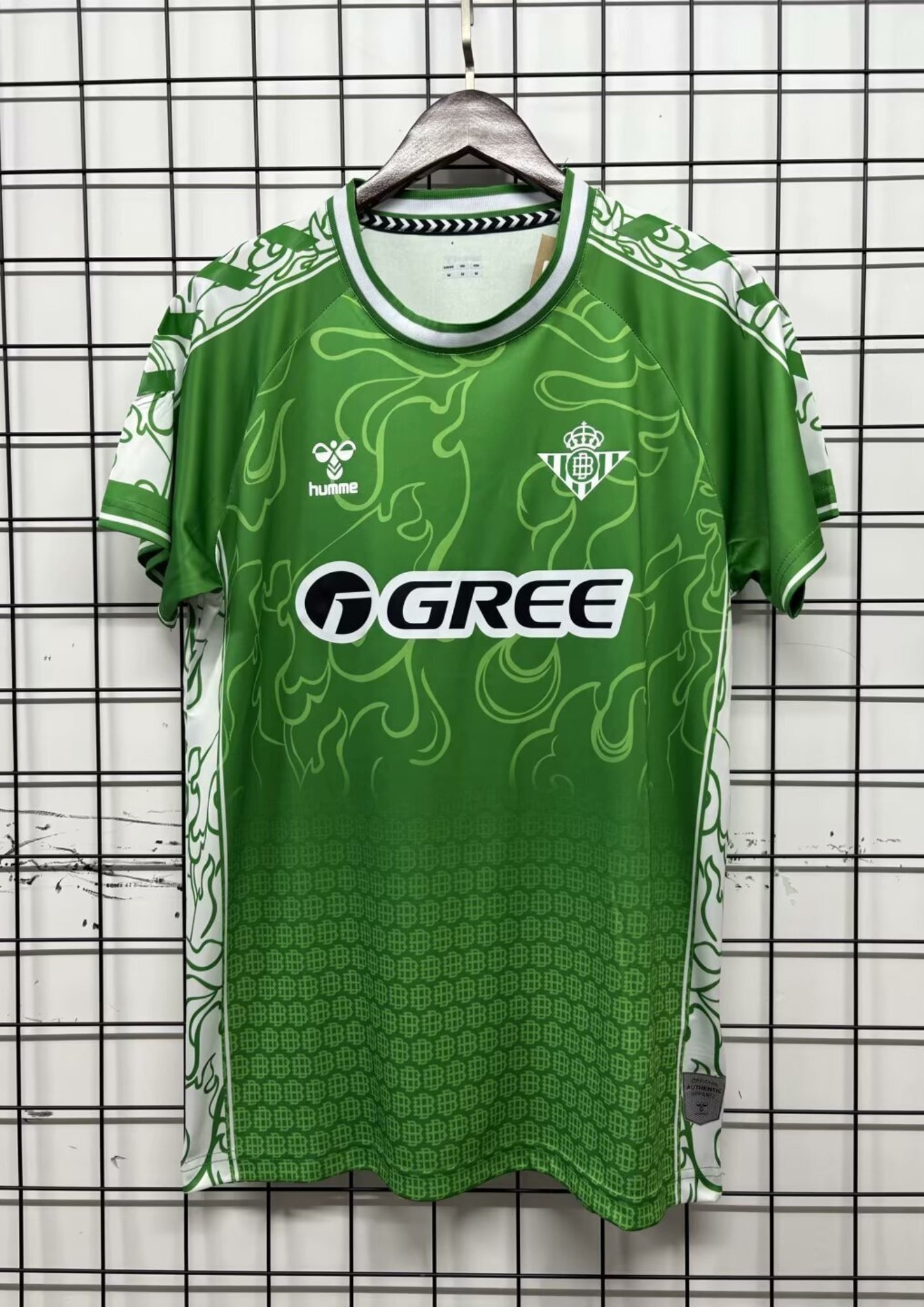 Real Betis (Édition Spéciale) : Maillot vert éclatant avec des motifs artistiques. GoalKits