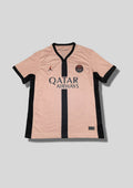 Paris Saint-Germain rose et marine : maillot d'entraînement rose corail avec manches marine, fine bande centrale et sponsor Qatar Airways. GoalKits