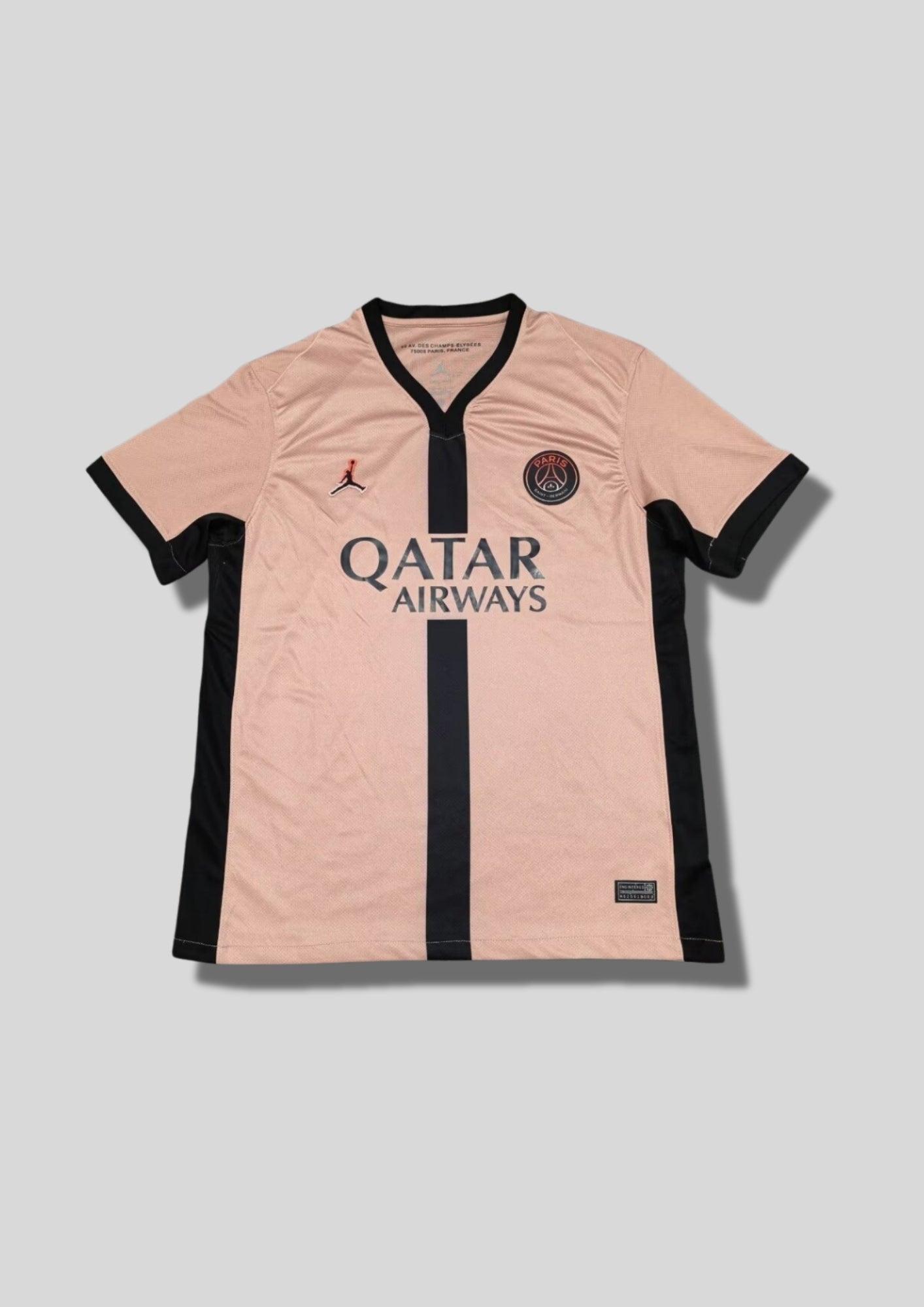 Paris Saint-Germain rose et marine : maillot d'entraînement rose corail avec manches marine, fine bande centrale et sponsor Qatar Airways. GoalKits