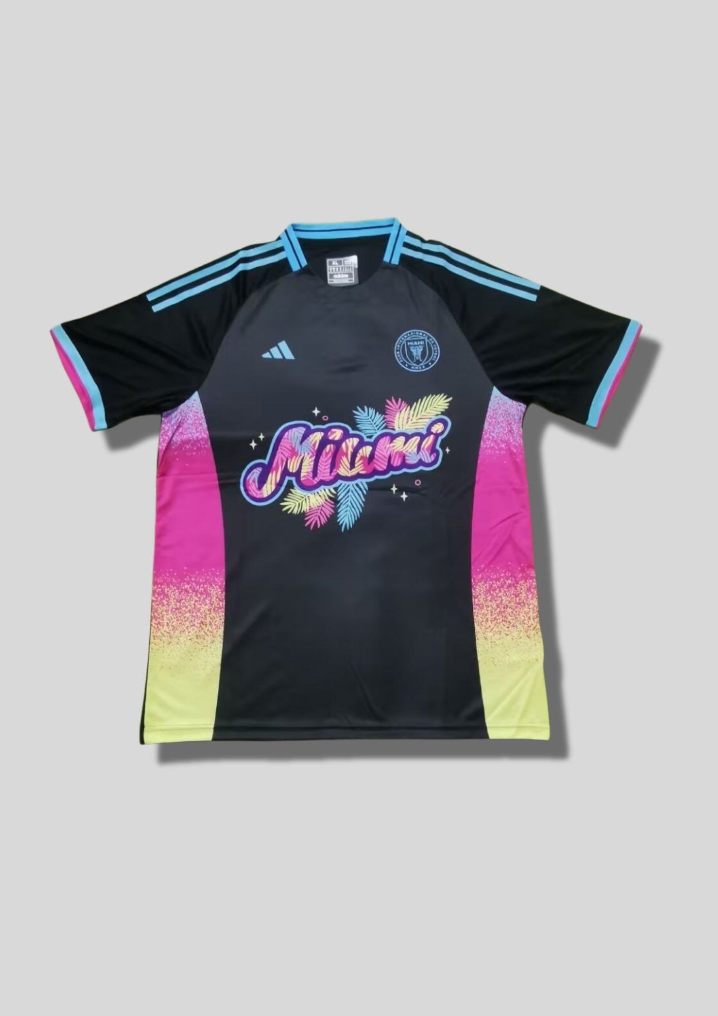 Inter Miami CF "Tropical Vice" : Noir avec motifs de feuilles de palmier multicolores et sponsor "Miami" stylisé sur le torse. GoalKits