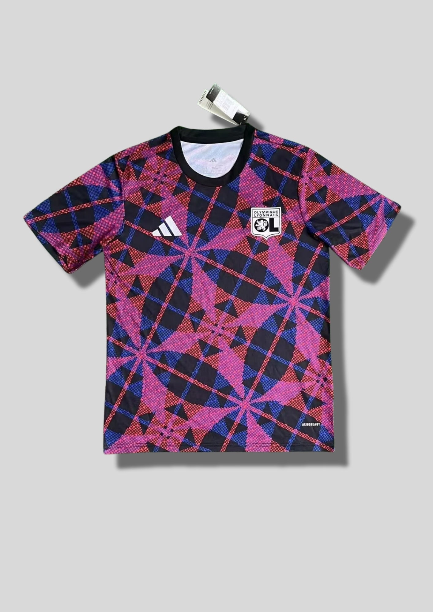 Olympique Lyonnais "Pre-match" géométrique : maillot noir orné d'un motif complexe de croix et de losanges formés par des pointillés roses et bleus, logo Adidas blanc et blason OL monochrome. GoalKits