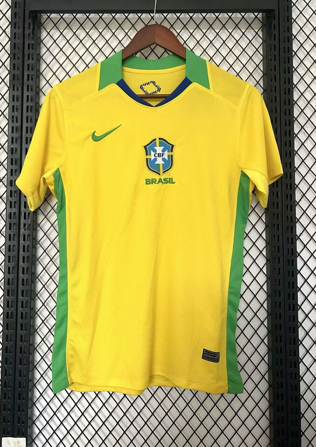 Brésil (Édition Coupe du Monde) Jaune, col vert avec bordure bleue, bandes latérales vertes, logos Nike et CBF centrés. GoalKits