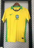 Brésil (Édition Coupe du Monde) Jaune, col vert avec bordure bleue, bandes latérales vertes, logos Nike et CBF centrés. GoalKits