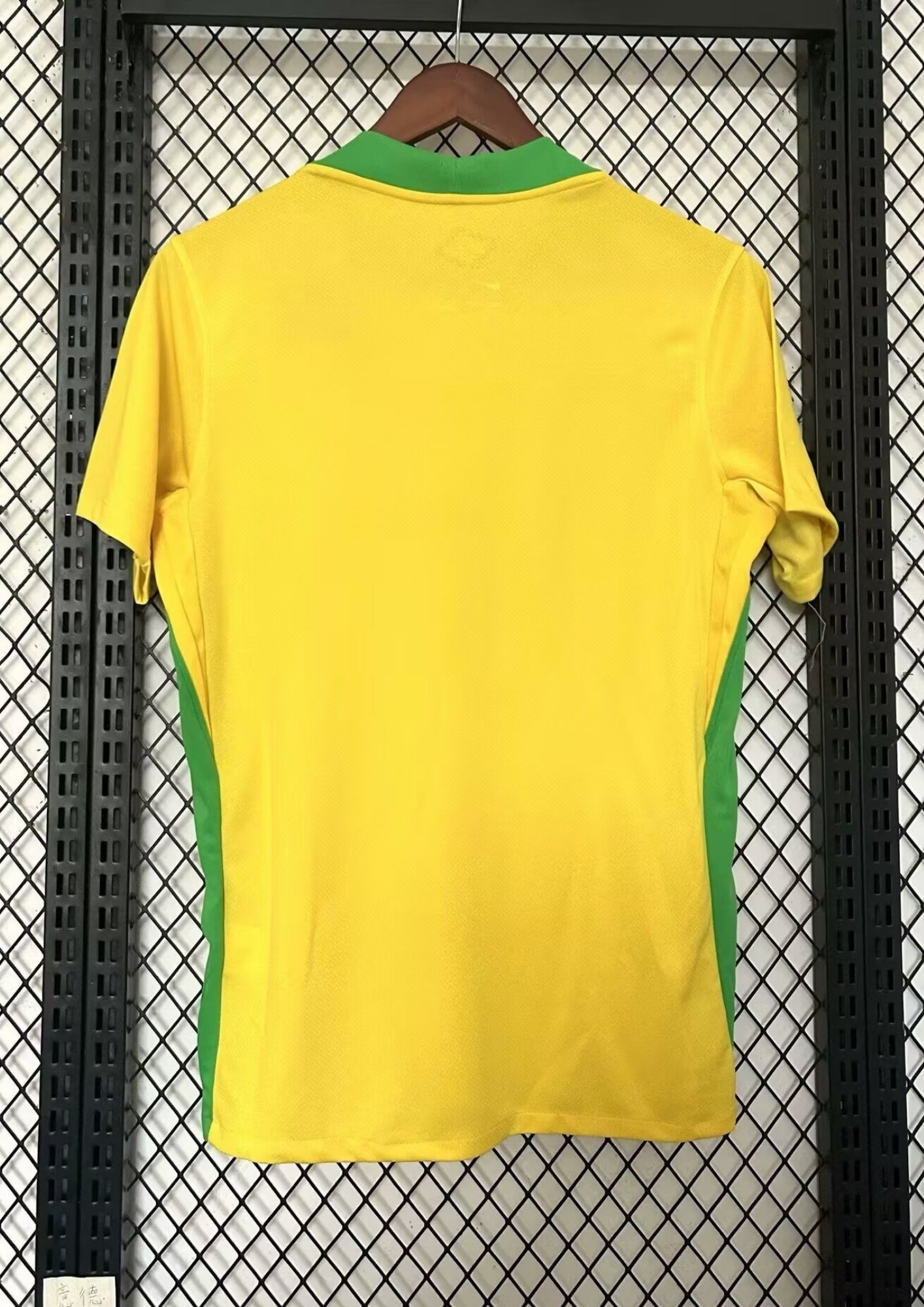 Brésil (Édition Coupe du Monde) Jaune, col vert avec bordure bleue, bandes latérales vertes, logos Nike et CBF centrés. GoalKits