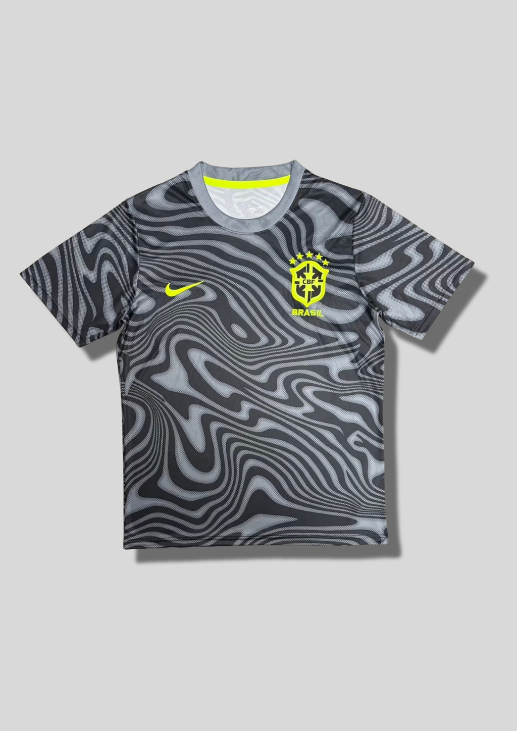 Brésil (Édition Coupe du Monde) Gris et noir, motifs ondulés hypnotiques, logos Nike et CBF en jaune fluo. GoalKits
