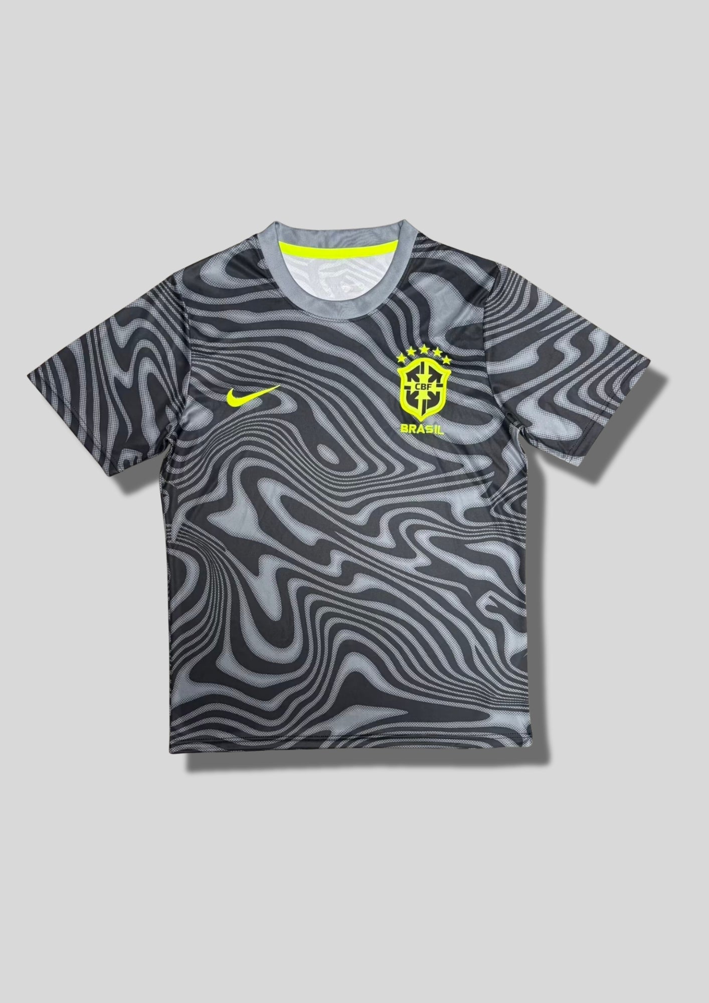 Brésil (Édition Coupe du Monde) Gris et noir, motifs ondulés hypnotiques, logos Nike et CBF en jaune fluo. GoalKits