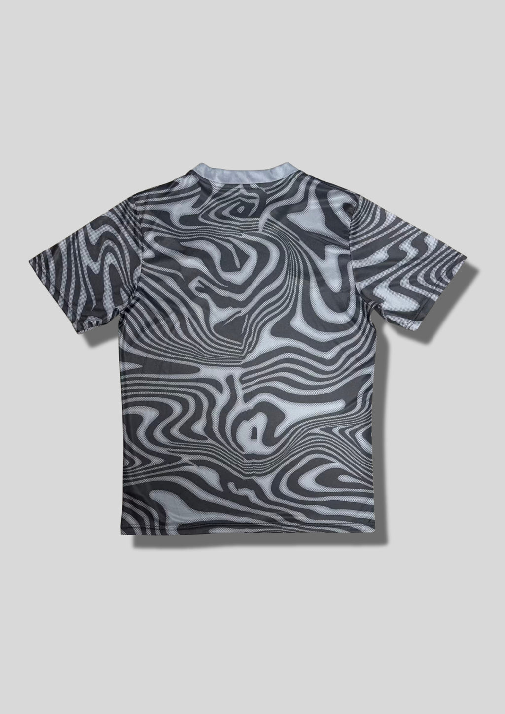 Brésil (Édition Coupe du Monde) Gris et noir, motifs ondulés hypnotiques, logos Nike et CBF en jaune fluo. GoalKits