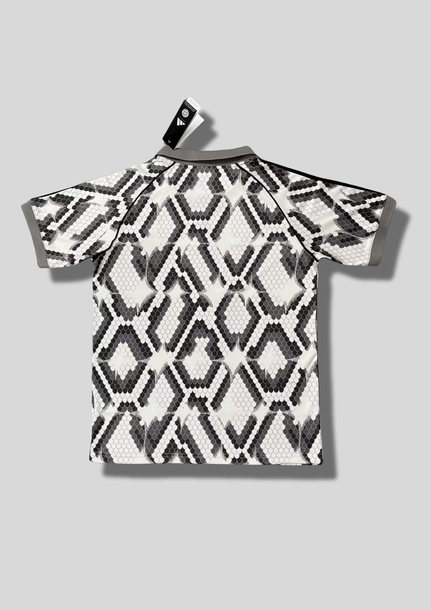 Bayern x BSTN "Realness" - Motif Snakeskin & Col Polo GoalKits