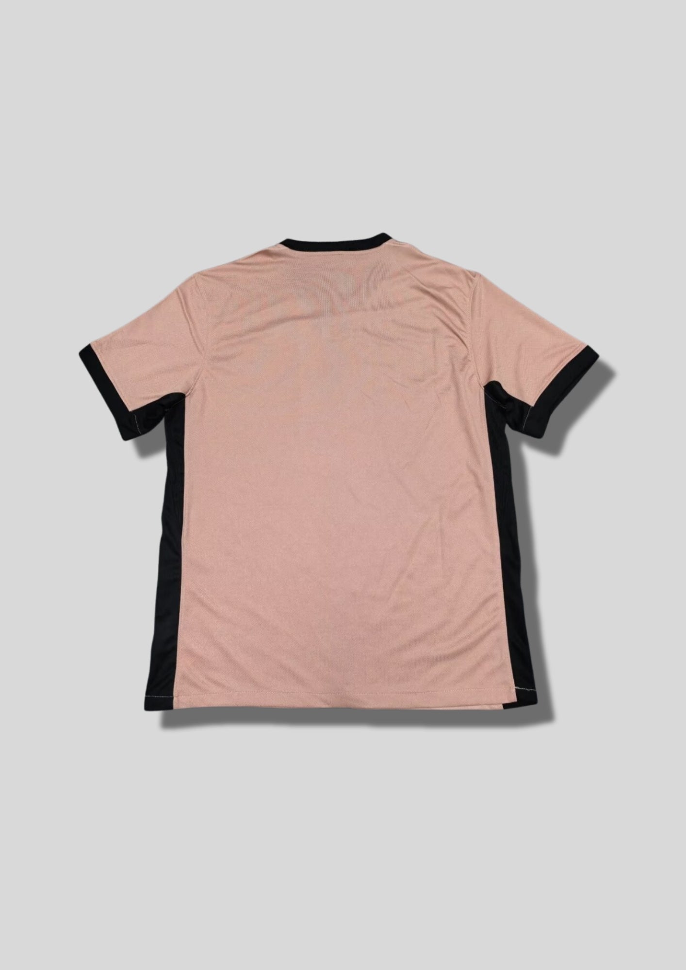 Paris Saint-Germain rose et marine : maillot d'entraînement rose corail avec manches marine, fine bande centrale et sponsor Qatar Airways. GoalKits
