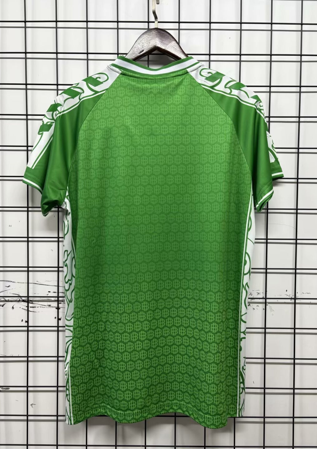 Real Betis (Édition Spéciale) : Maillot vert éclatant avec des motifs artistiques. GoalKits