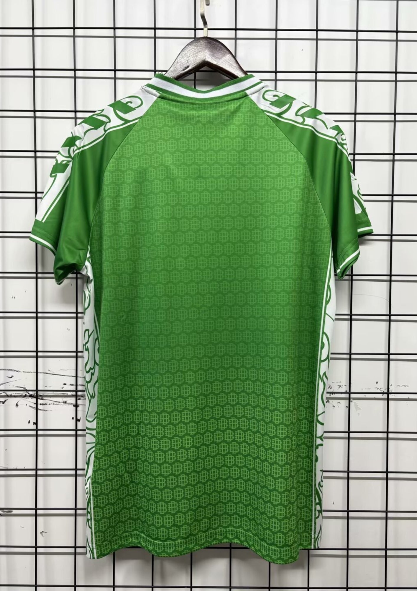 Real Betis (Édition Spéciale) : Maillot vert éclatant avec des motifs artistiques. GoalKits