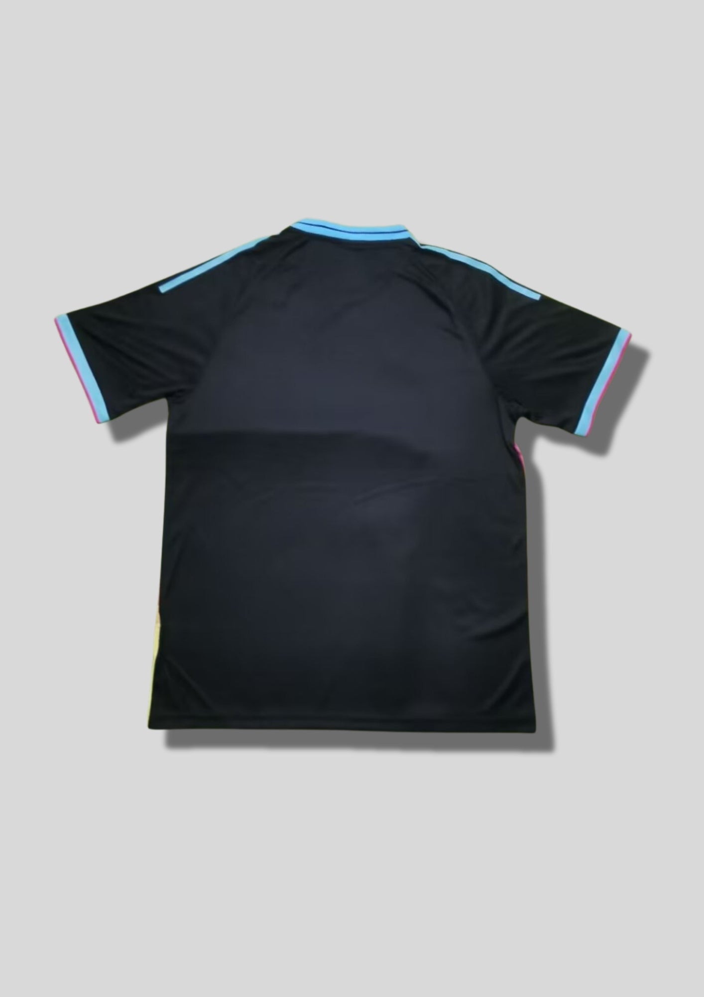 Inter Miami CF "Tropical Vice" : Noir avec motifs de feuilles de palmier multicolores et sponsor "Miami" stylisé sur le torse. GoalKits