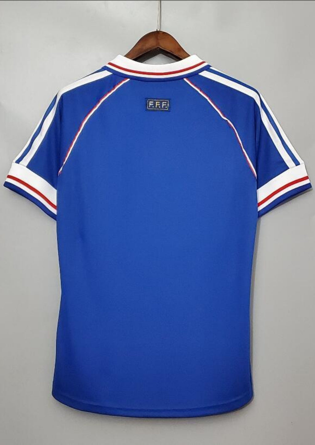 France Domicile 1998 : Bleu, bande rouge et trois bandes blanches horizontales, col polo blanc. GoalKits