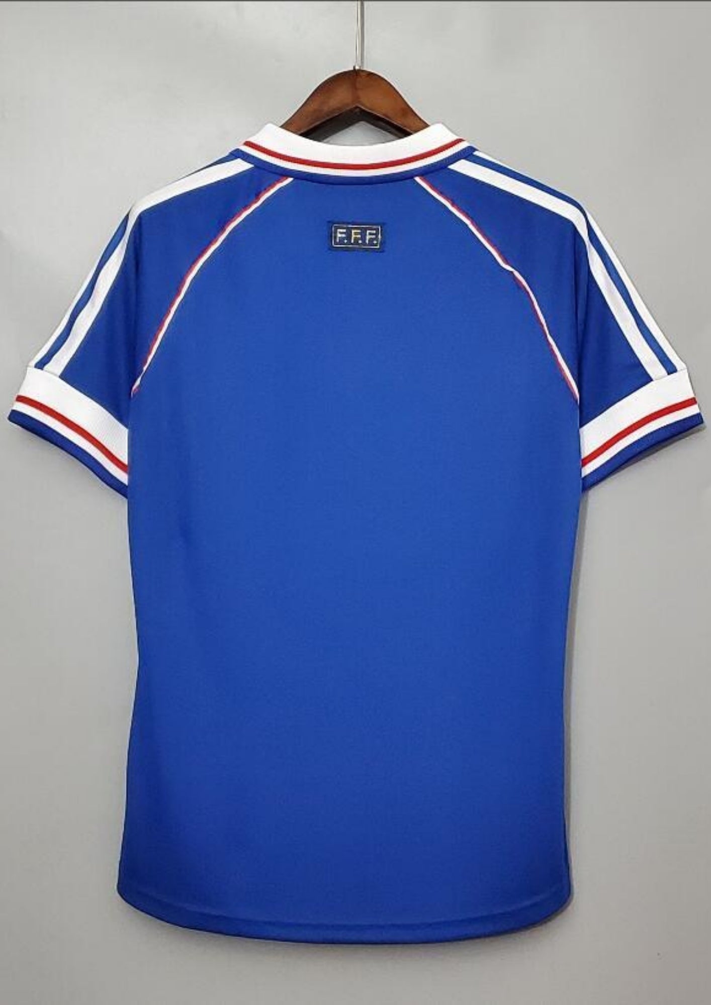 France Domicile 1998 : Bleu, bande rouge et trois bandes blanches horizontales, col polo blanc. GoalKits
