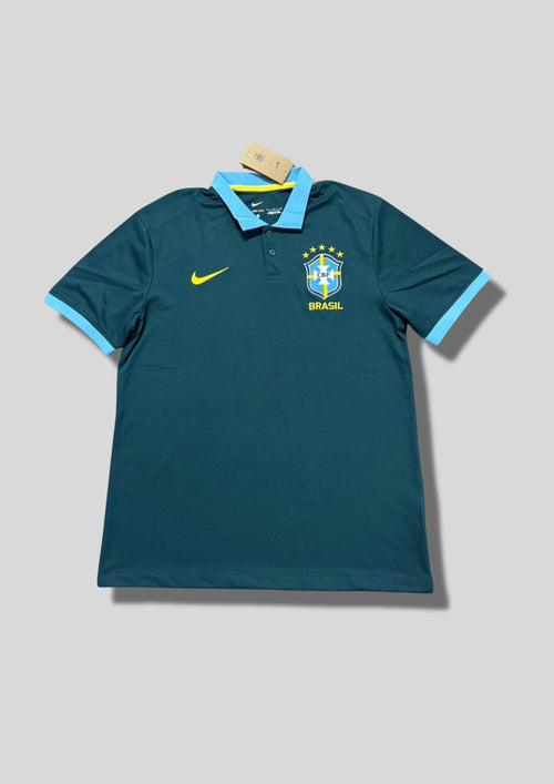 Brésil (Édition Coupe du Monde) Bleu pétrole, col polo et bords de manches bleu clair, logos Nike et CBF jaunes. GoalKits