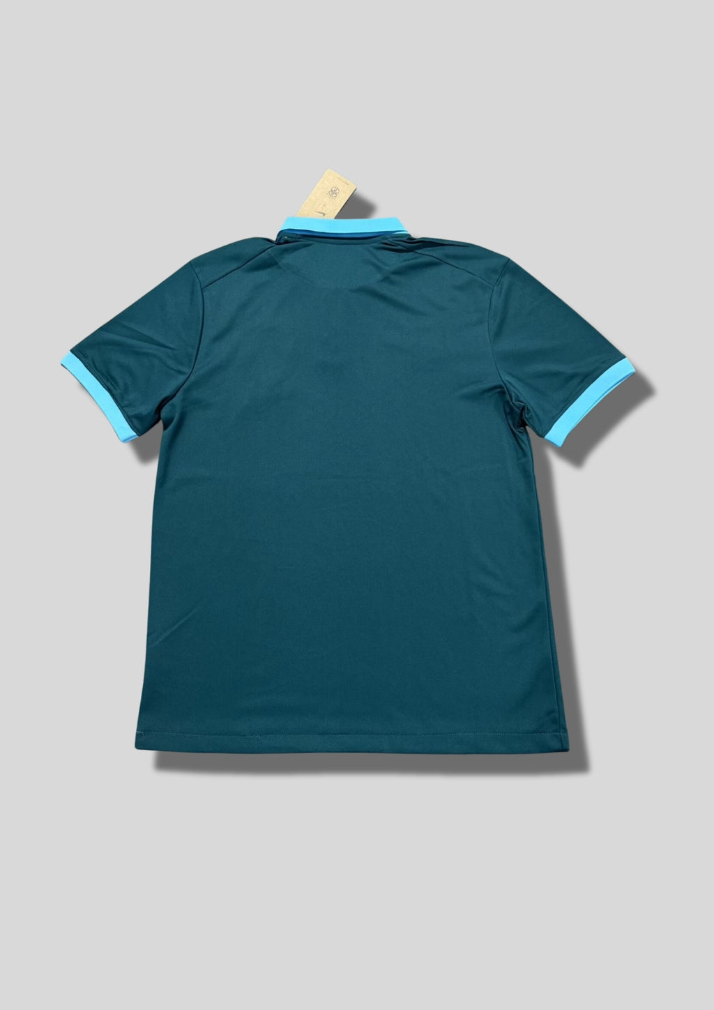 Brésil (Édition Coupe du Monde) Bleu pétrole, col polo et bords de manches bleu clair, logos Nike et CBF jaunes. GoalKits