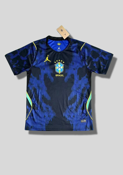 Brésil (Édition Coupe du Monde / Jordan) Bleu et noir, rayures et taches abstraites, logos Jordan et CBF jaunes centrés. GoalKits