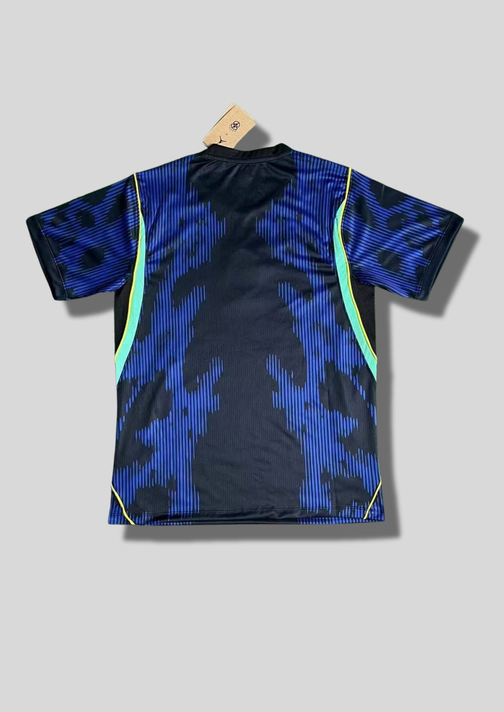 Brésil (Édition Coupe du Monde / Jordan) Bleu et noir, rayures et taches abstraites, logos Jordan et CBF jaunes centrés. GoalKits