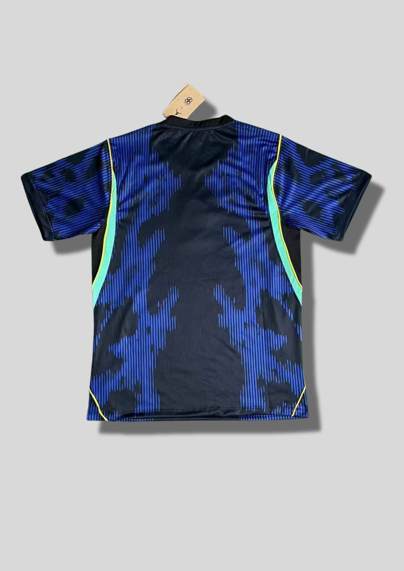 Brésil (Édition Coupe du Monde / Jordan) Bleu et noir, rayures et taches abstraites, logos Jordan et CBF jaunes centrés. GoalKits