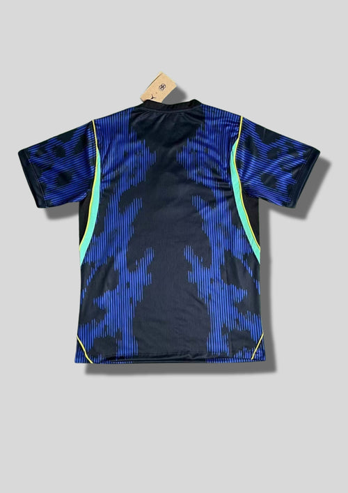 Brésil (Édition Coupe du Monde / Jordan) Bleu et noir, rayures et taches abstraites, logos Jordan et CBF jaunes centrés. GoalKits