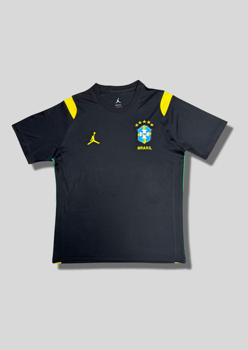 Brésil (Édition Coupe du Monde / Jordan) Noir, détails jaunes aux épaules, logos Jordan et CBF jaunes. GoalKits