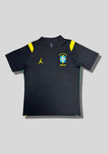 Brésil (Édition Coupe du Monde / Jordan) Noir, détails jaunes aux épaules, logos Jordan et CBF jaunes. GoalKits