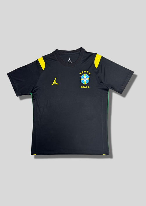 Brésil (Édition Coupe du Monde / Jordan) Noir, détails jaunes aux épaules, logos Jordan et CBF jaunes. GoalKits