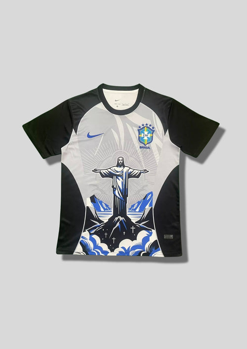 Brésil (Édition Coupe du Monde / Rio) Noir, gris et bleu, illustration du Christ Rédempteur sur fond de montagnes, logos Nike et CBF. GoalKits