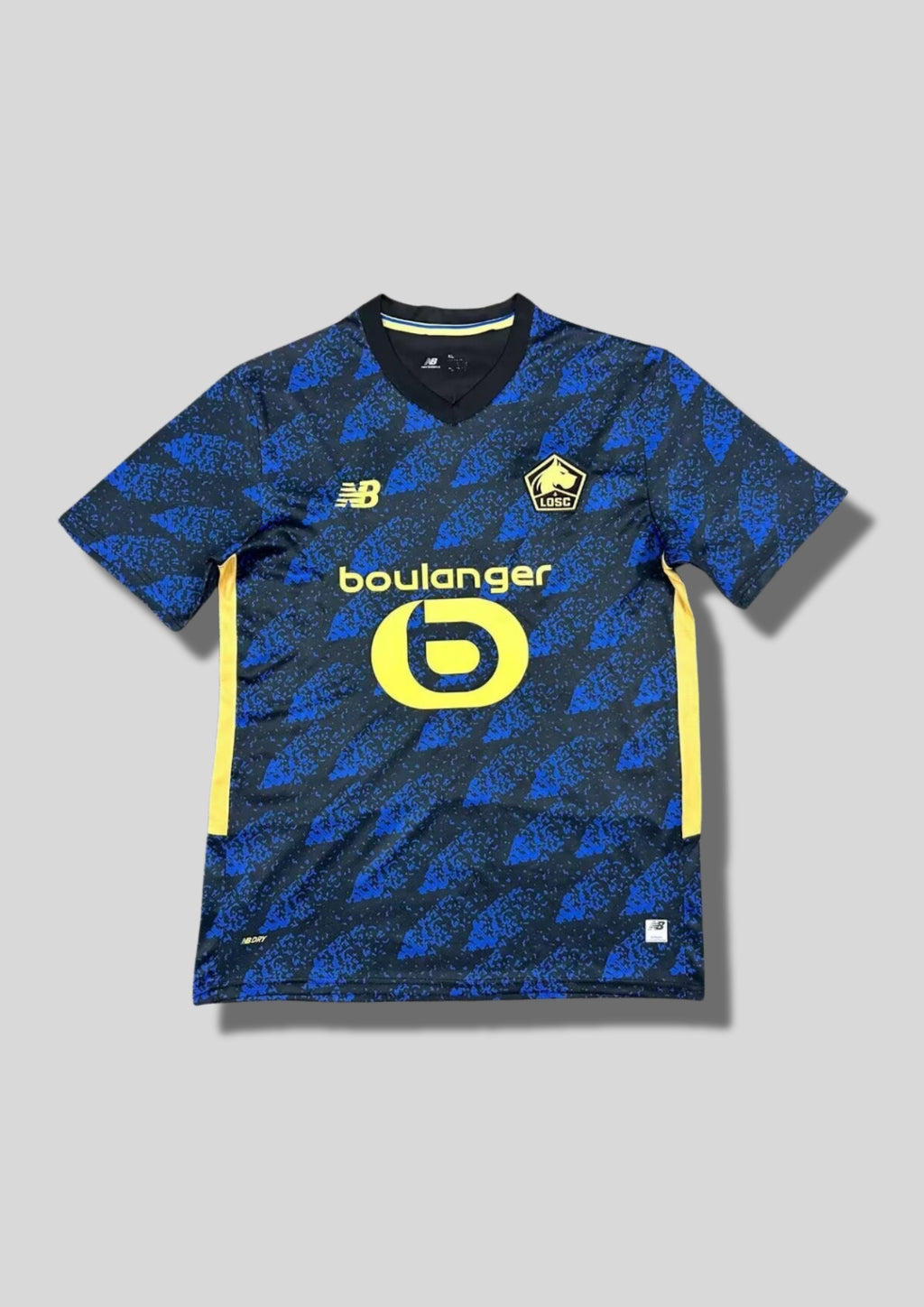 LOSC Lille extérieur 2024-2025 : maillot bleu marine avec un motif de feuilles de chêne stylisées en bleu roi sur tout le torse, bandes latérales et logos jaunes, sponsor Boulanger. GoalKits