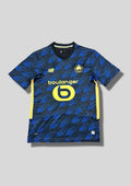 LOSC Lille extérieur 2024-2025 : maillot bleu marine avec un motif de feuilles de chêne stylisées en bleu roi sur tout le torse, bandes latérales et logos jaunes, sponsor Boulanger. GoalKits