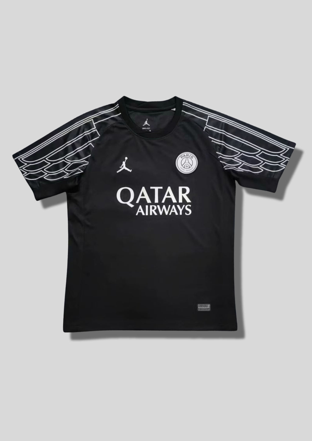 Paris Saint-Germain Jordan noir & "ailes" argentées : maillot Fourth d'entraînement noir avec des motifs graphiques stylisés en forme d'ailes argentées sur les manches, logos blancs et sponsor Qatar Airways. GoalKits