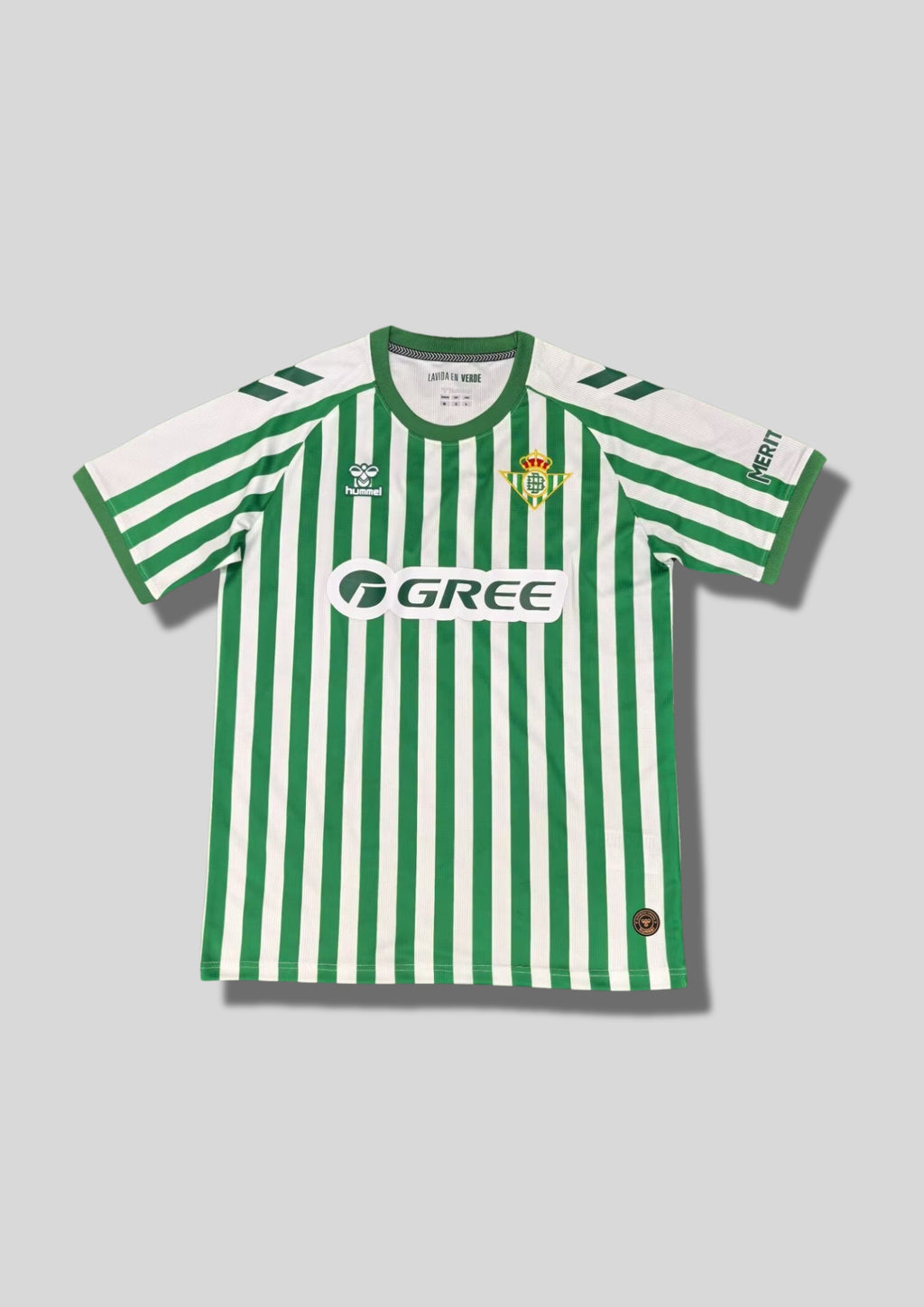 Real Betis Maillot Domicile Classique : Le design traditionnel à rayures verticales vertes et blanches avec le sponsor GREE. GoalKits