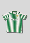 Real Betis Maillot Domicile Classique : Le design traditionnel à rayures verticales vertes et blanches avec le sponsor GREE. GoalKits
