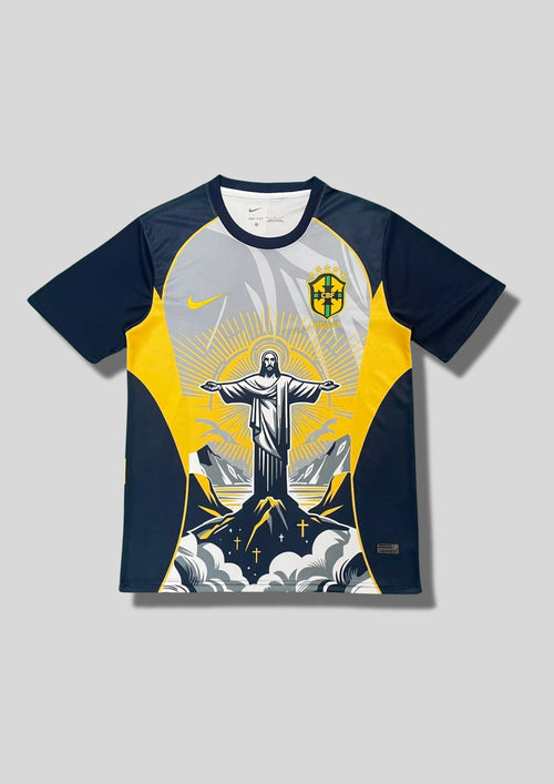 Brésil (Édition Coupe du Monde / Rio) Bleu marine, jaune et gris, illustration du Christ Rédempteur avec rayons solaires, logos Nike et CBF. GoalKits