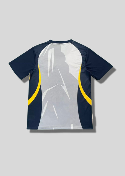 Brésil (Édition Coupe du Monde / Rio) Bleu marine, jaune et gris, illustration du Christ Rédempteur avec rayons solaires, logos Nike et CBF. GoalKits