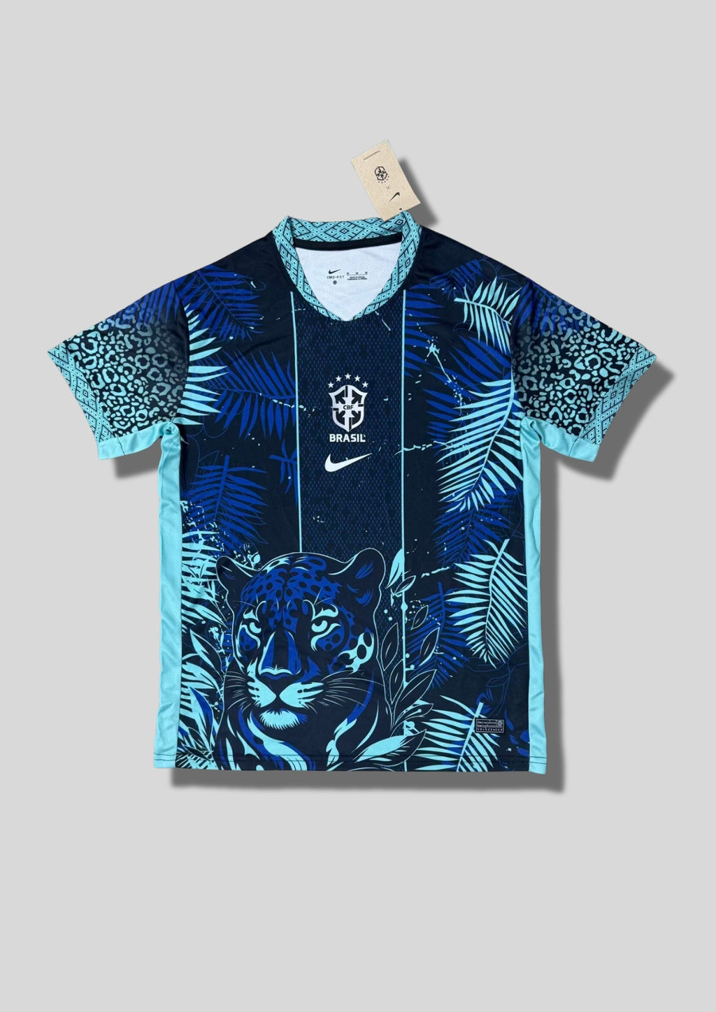 Brésil (Jaguar) Bleu marine et turquoise, motifs tropicaux et jaguar, logos Nike et CBF centrés. GoalKits