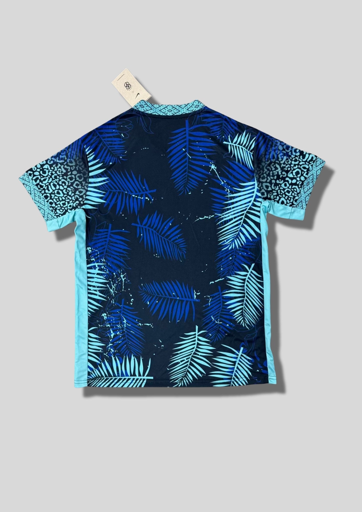 Brésil (Jaguar) Bleu marine et turquoise, motifs tropicaux et jaguar, logos Nike et CBF centrés. GoalKits