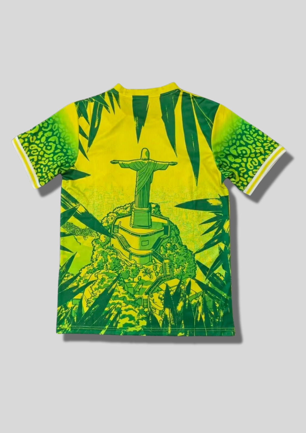 Brésil (Rio) Jaune et vert, illustration du Christ Rédempteur, motifs léopard sur les manches. GoalKits