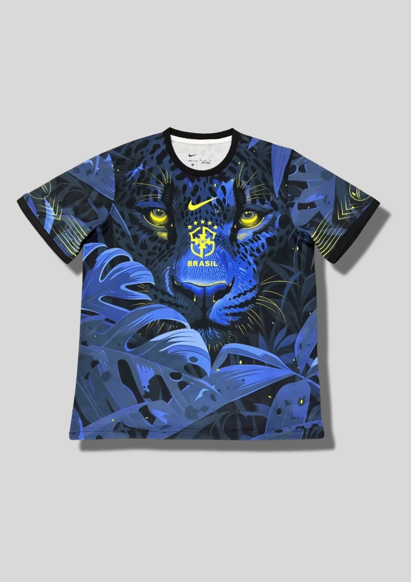 Brésil (Panthère) Bleu et noir, tête de panthère et feuillage tropical, logos Nike et CBF jaunes centrés. GoalKits