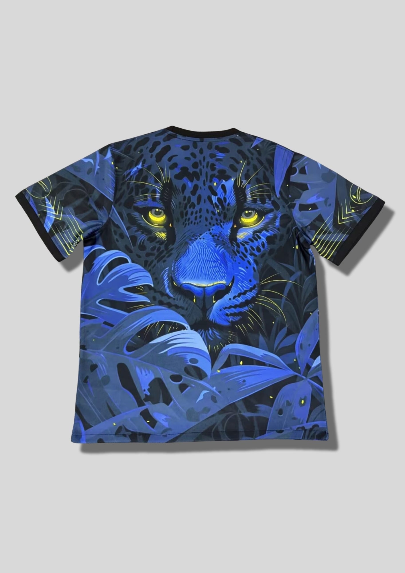 Brésil (Panthère) Bleu et noir, tête de panthère et feuillage tropical, logos Nike et CBF jaunes centrés. GoalKits