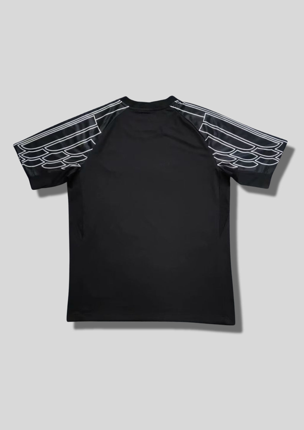 Paris Saint-Germain Jordan noir & "ailes" argentées : maillot Fourth d'entraînement noir avec des motifs graphiques stylisés en forme d'ailes argentées sur les manches, logos blancs et sponsor Qatar Airways. GoalKits